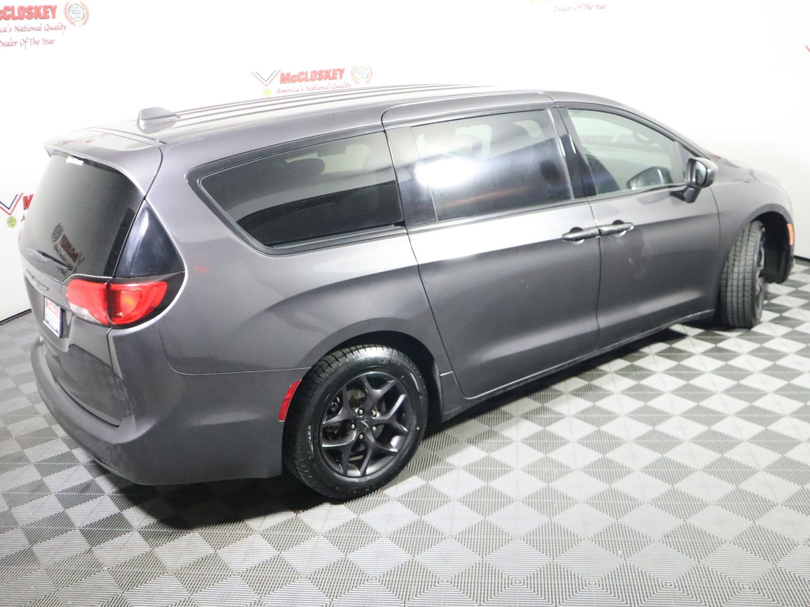 Used 2018 Chrysler Pacifica Touring Plus w/ S Appearance Package FWD image 4