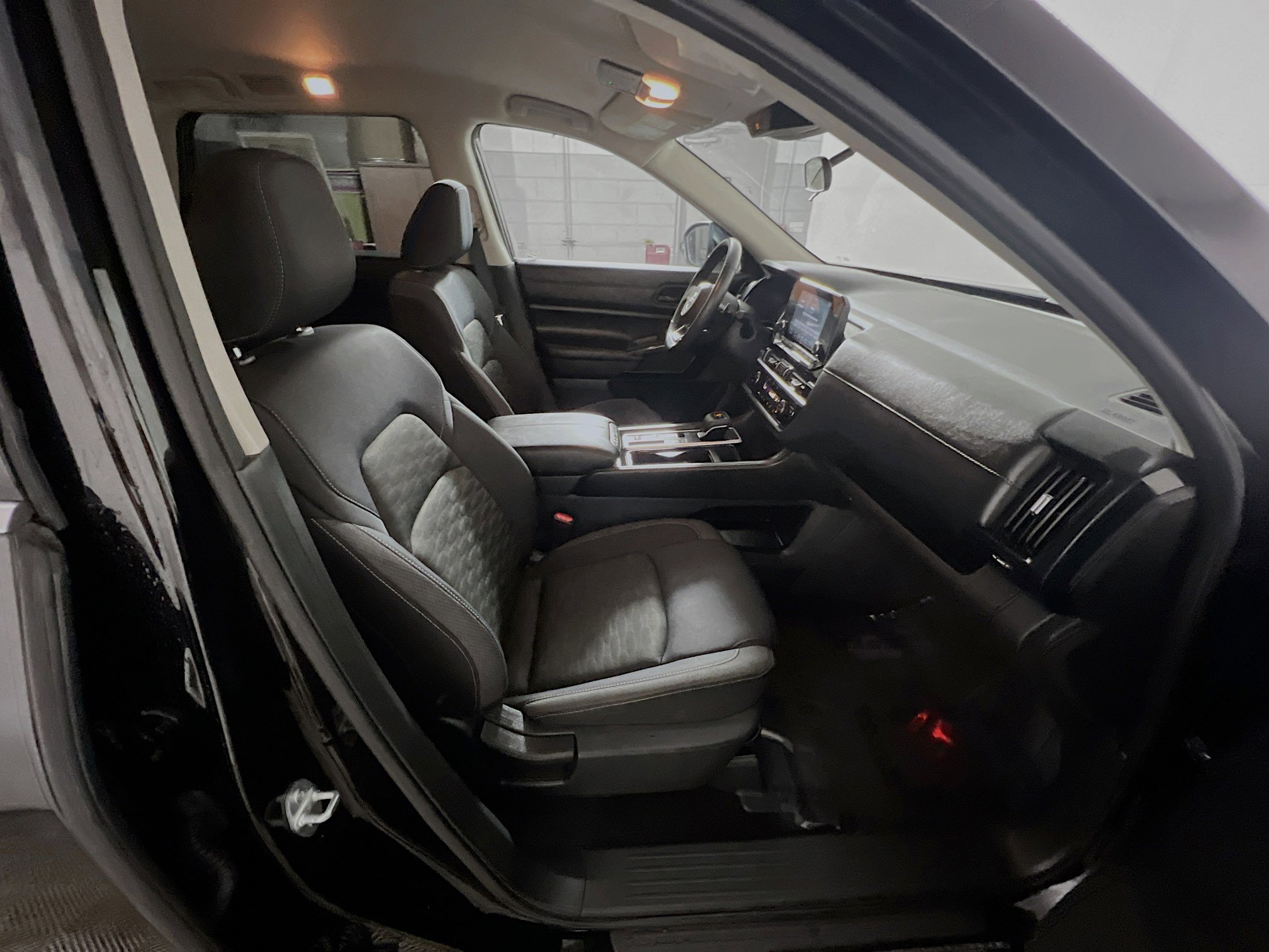 Used 2024 Nissan Pathfinder SV image 31