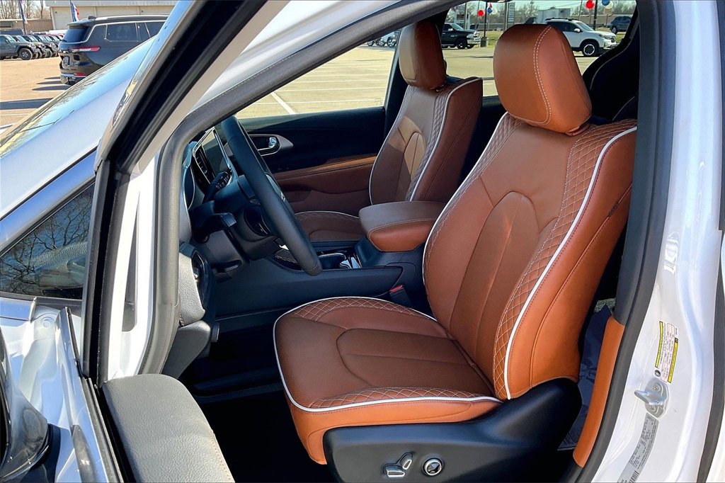 New 2026 Chrysler Pacifica Pinnacle image 9
