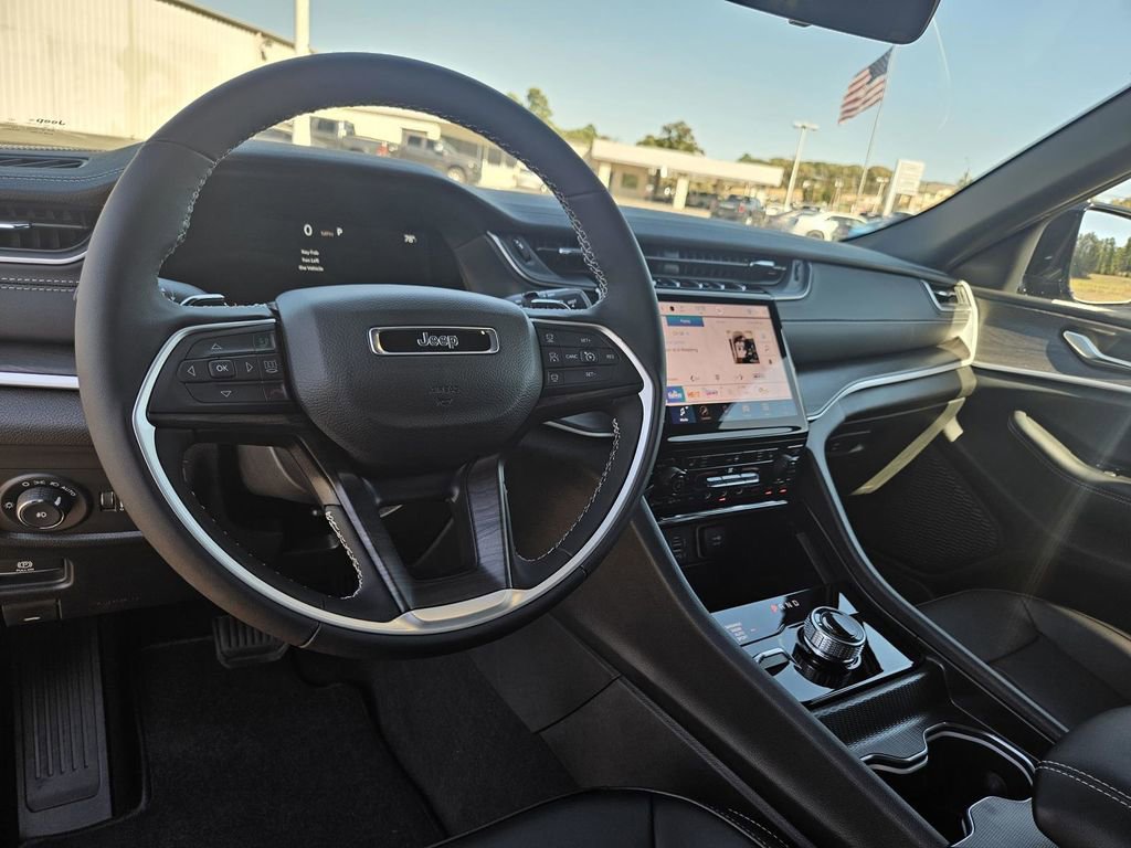 New 2025 Jeep Grand Cherokee Limited w/ Black Appearance Package image 12