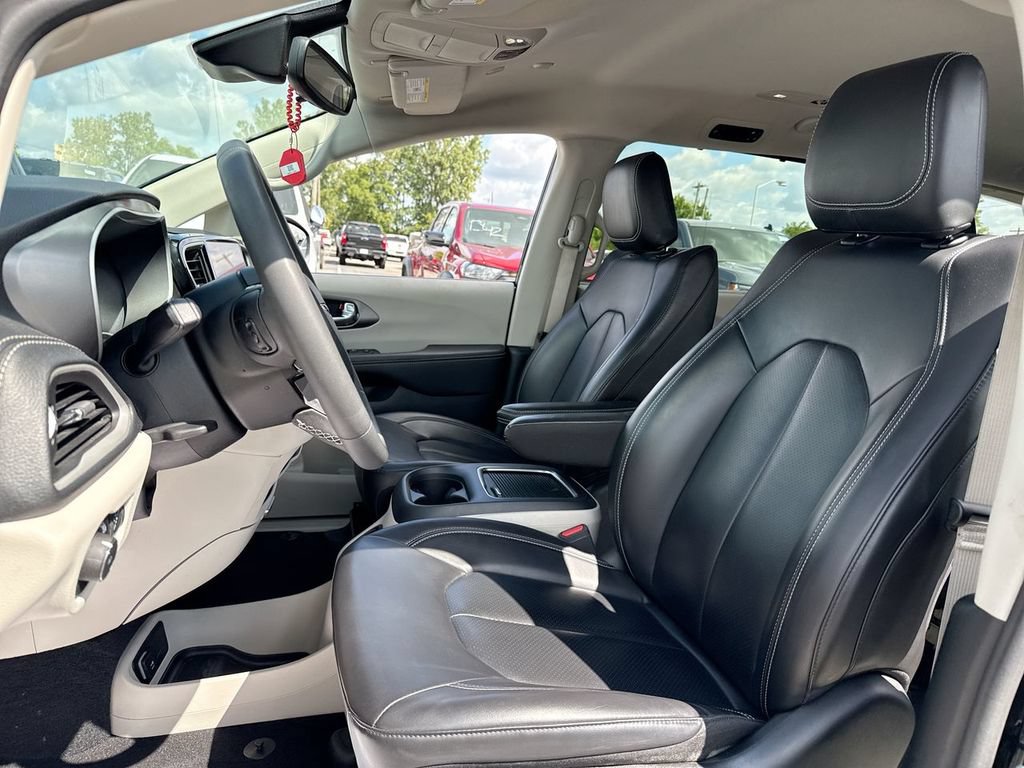 Used 2023 Chrysler Pacifica Touring-L AWD/4WD image 11