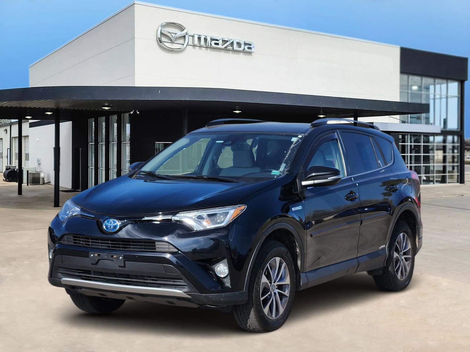 Used 2018 Toyota RAV4 XLE image 2