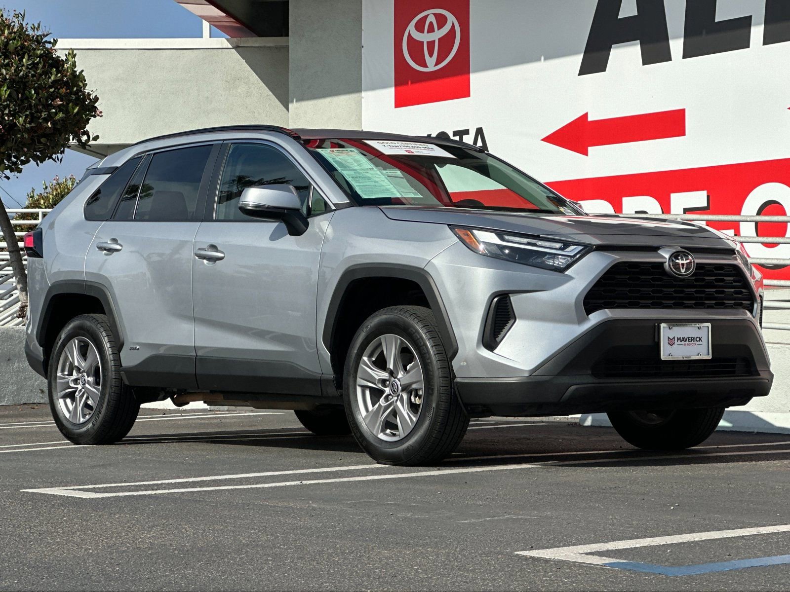 Used 2025 Toyota RAV4 LE AWD/4WD image 8