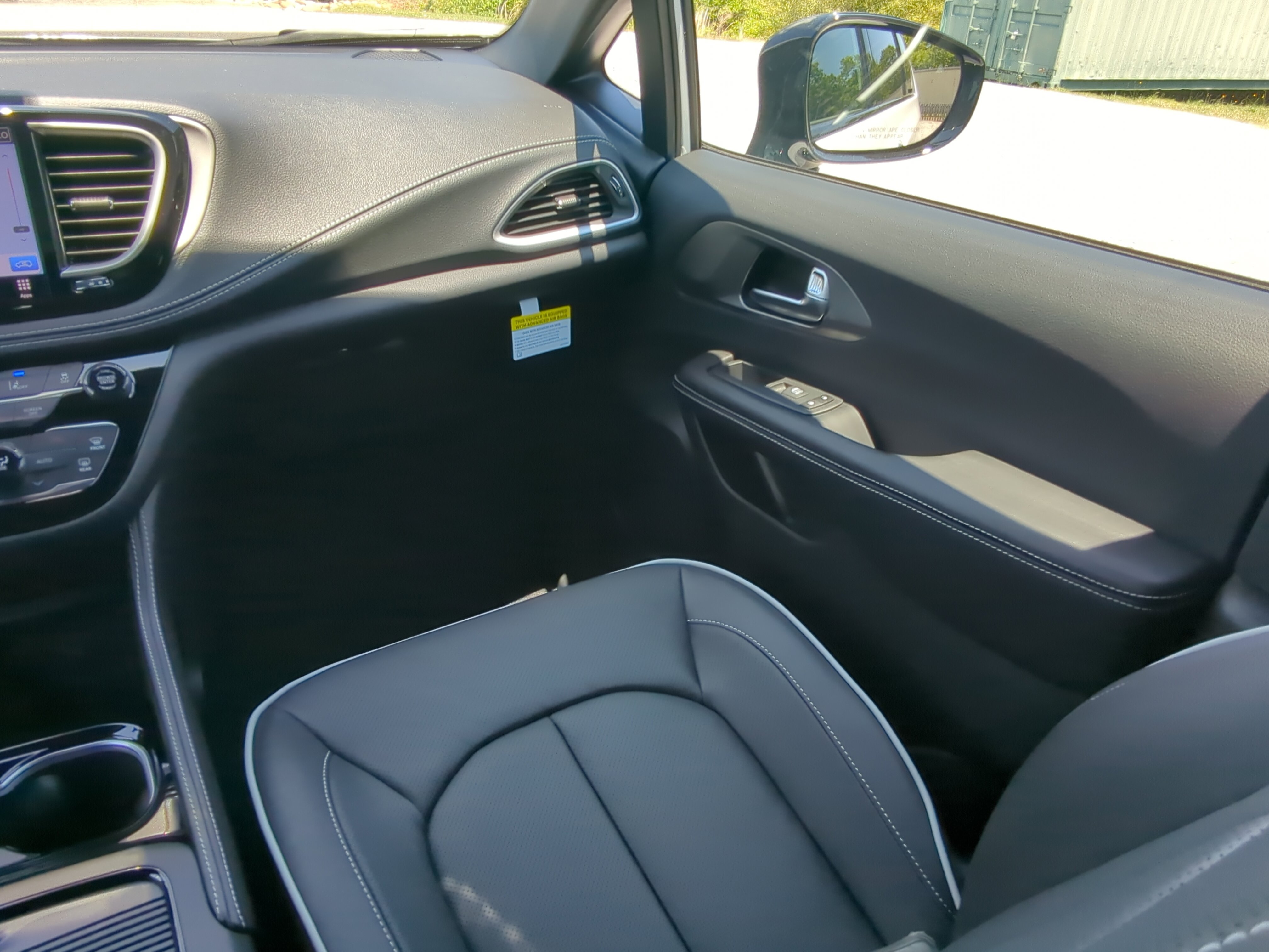 New 2027 Chrysler Pacifica Limited FWD image 15