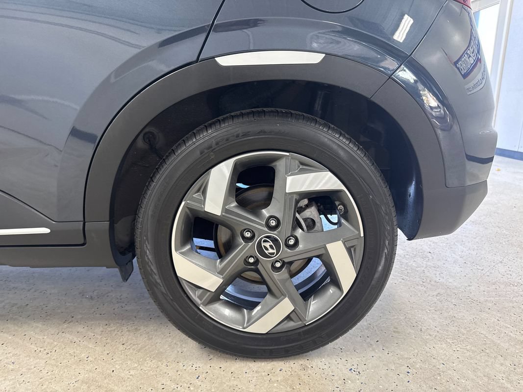 Used 2024 Hyundai Venue Limited FWD image 12