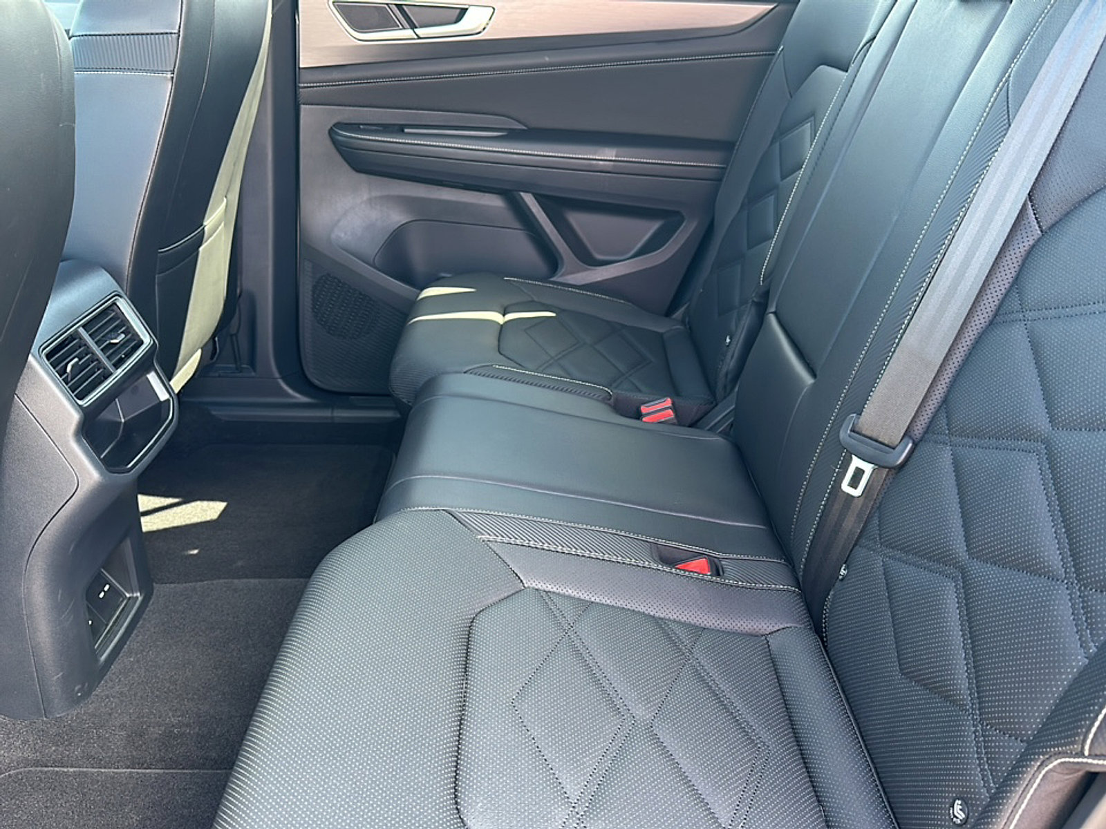 Used 2024 Volkswagen Atlas Cross Sport SE image 18