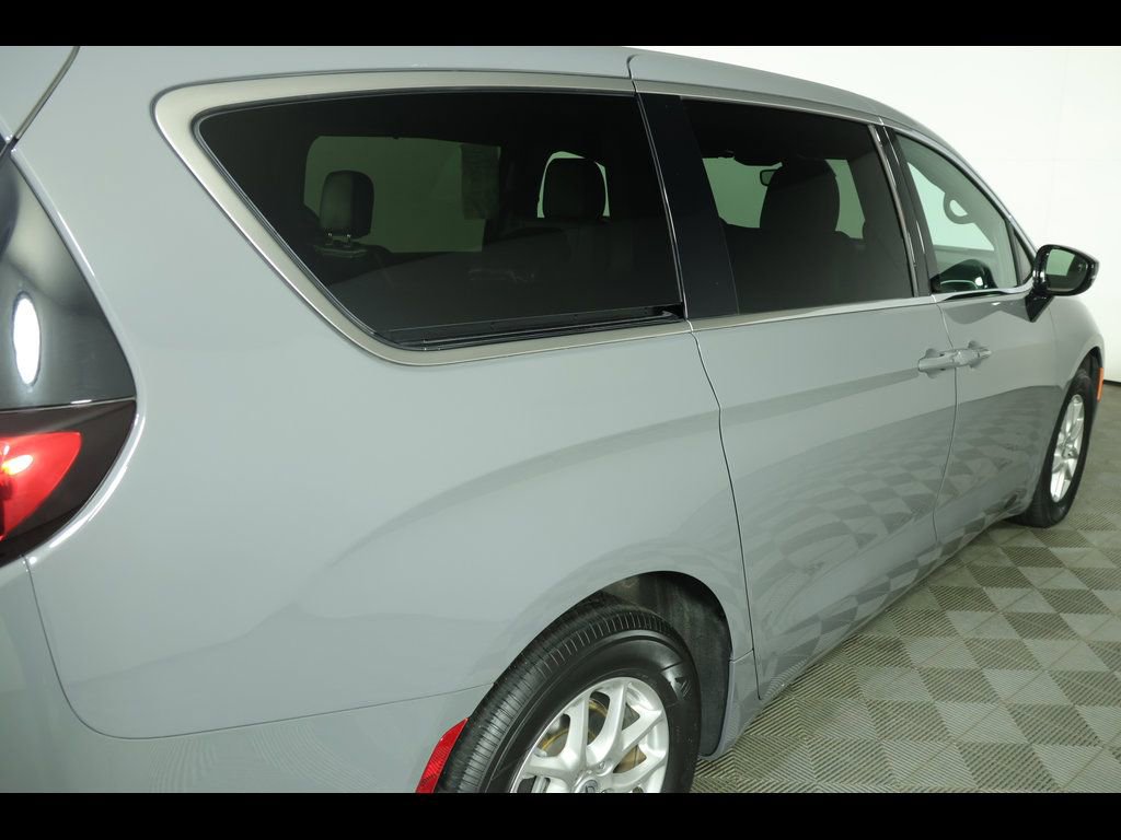 Used 2025 Chrysler Pacifica Select FWD image 16