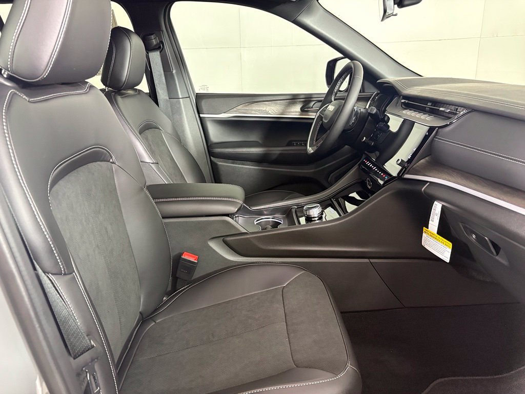 New 2027 Jeep Grand Cherokee Altitude RWD image 14
