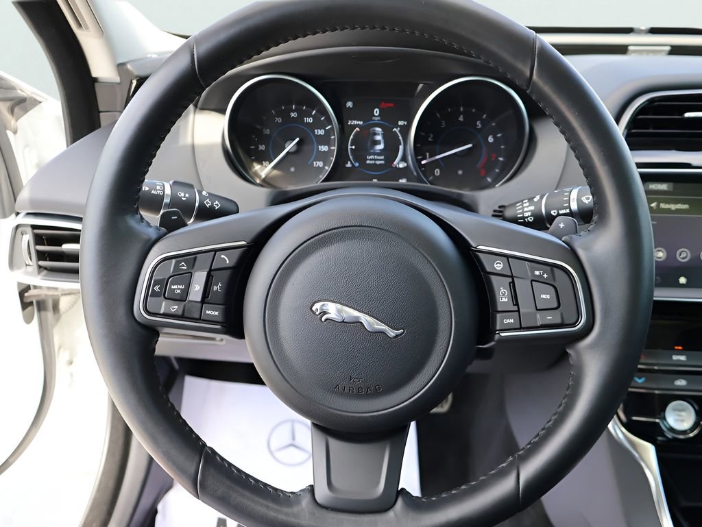 Used 2019 Jaguar XE Premium image 29