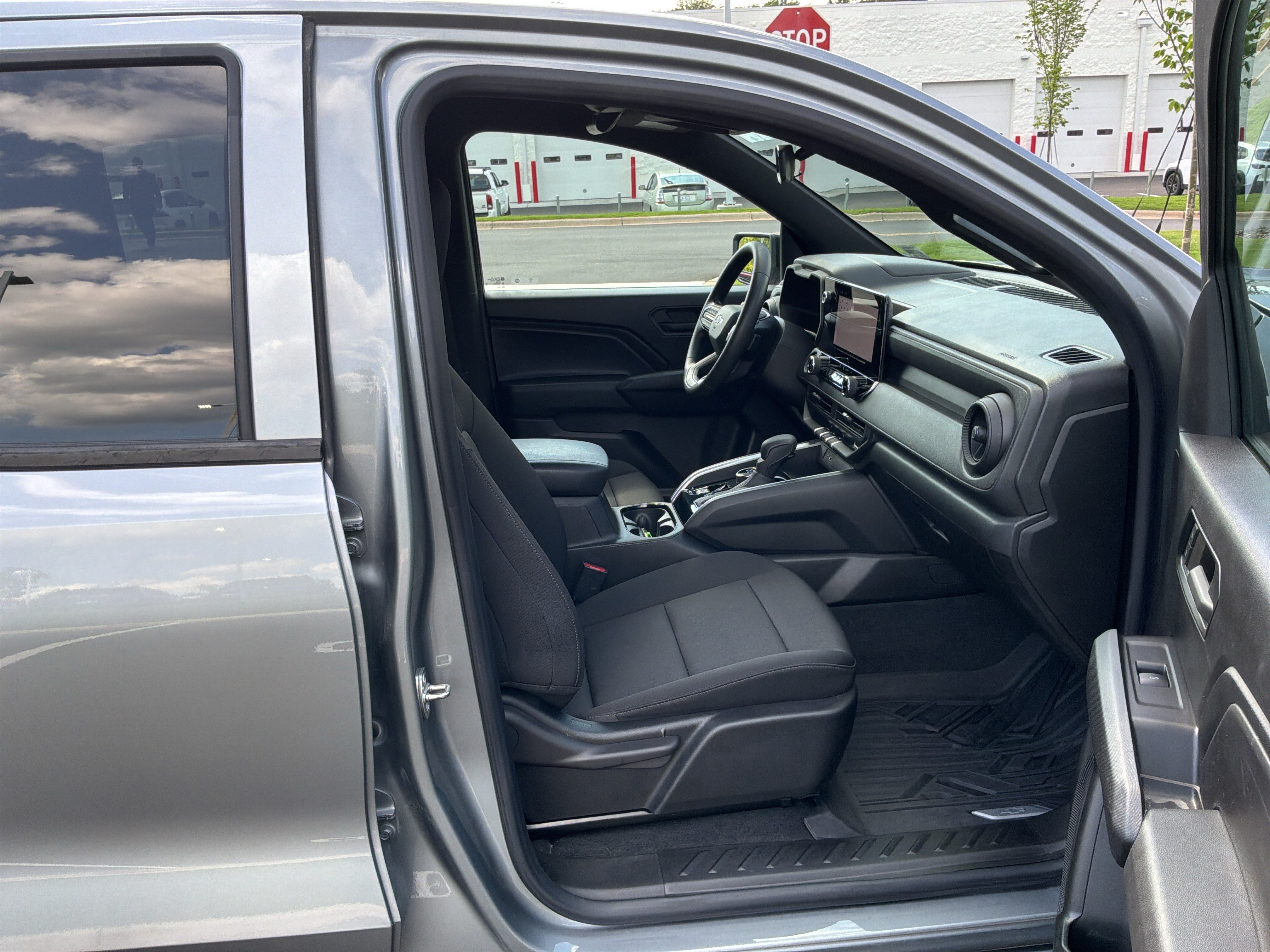 Used 2023 Chevrolet Colorado Trail Boss w/ Safety Package AWD/4WD image 32