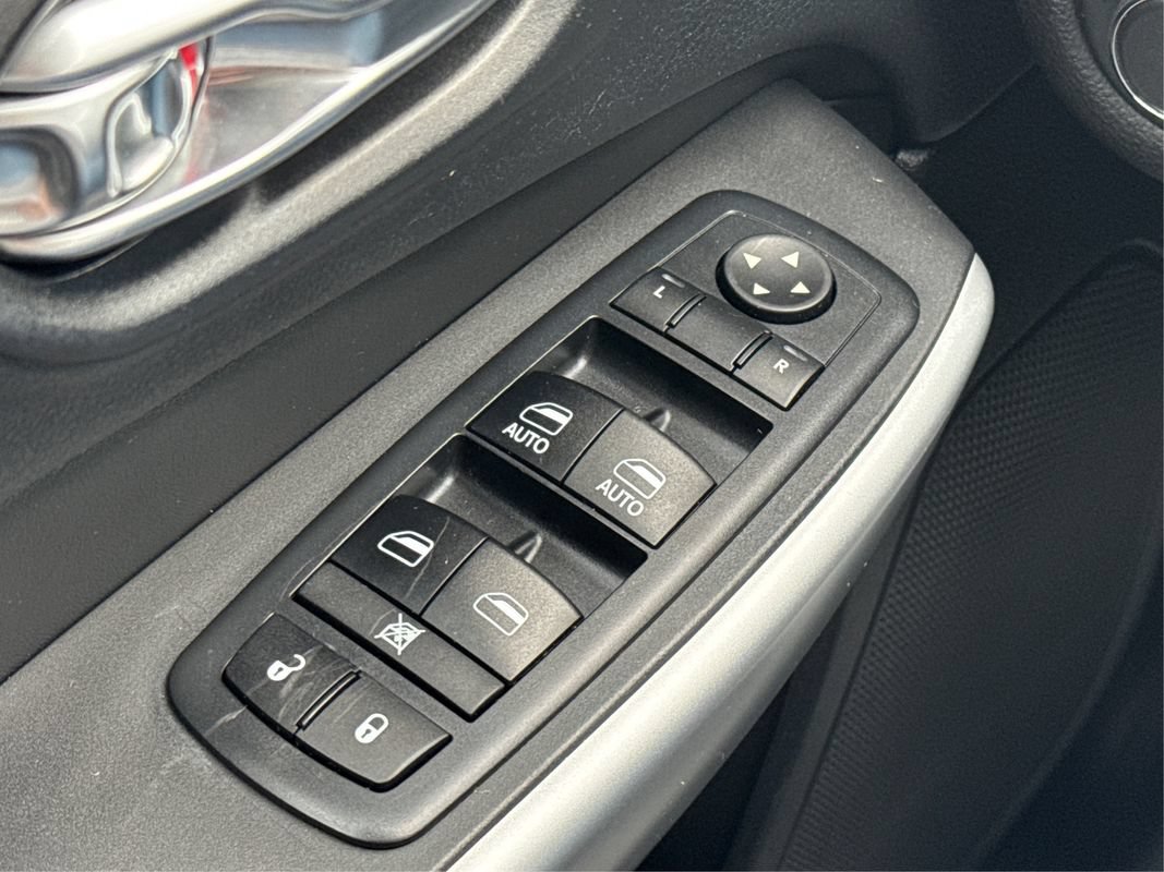 Used 2018 Jeep Cherokee Overland AWD/4WD image 37