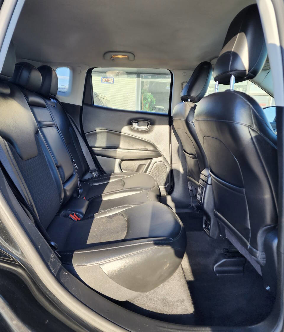 Used 2019 Jeep Compass Latitude FWD image 18