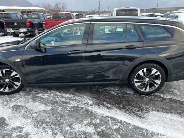 Used 2018 Buick Regal Essence w/ Driver Confidence Package #1 image 4