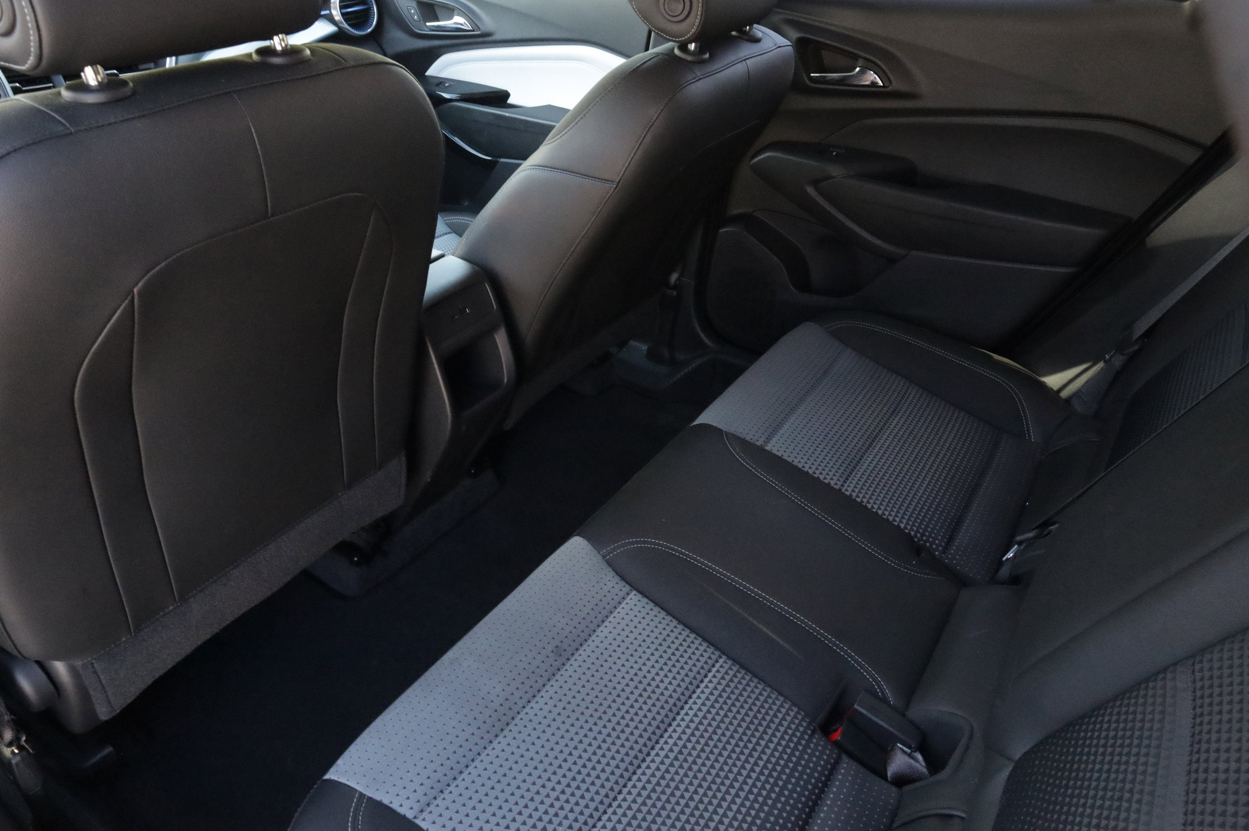 Used 2025 Chevrolet Trax LT FWD image 13