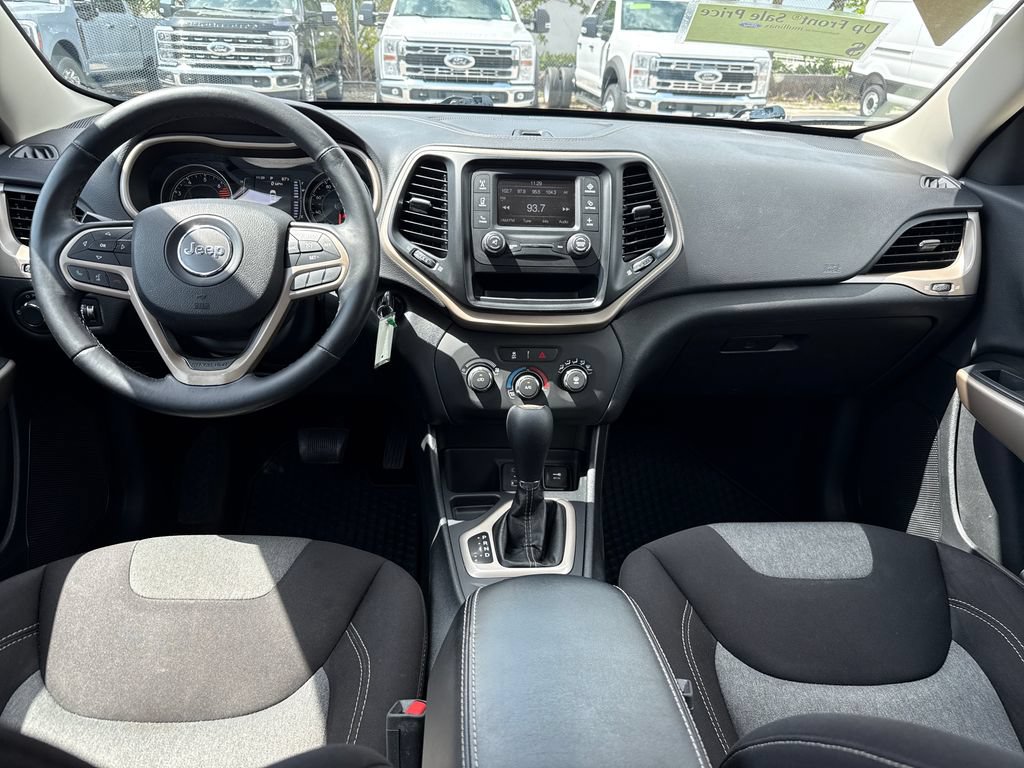 Used 2017 Jeep Cherokee Sport FWD image 5