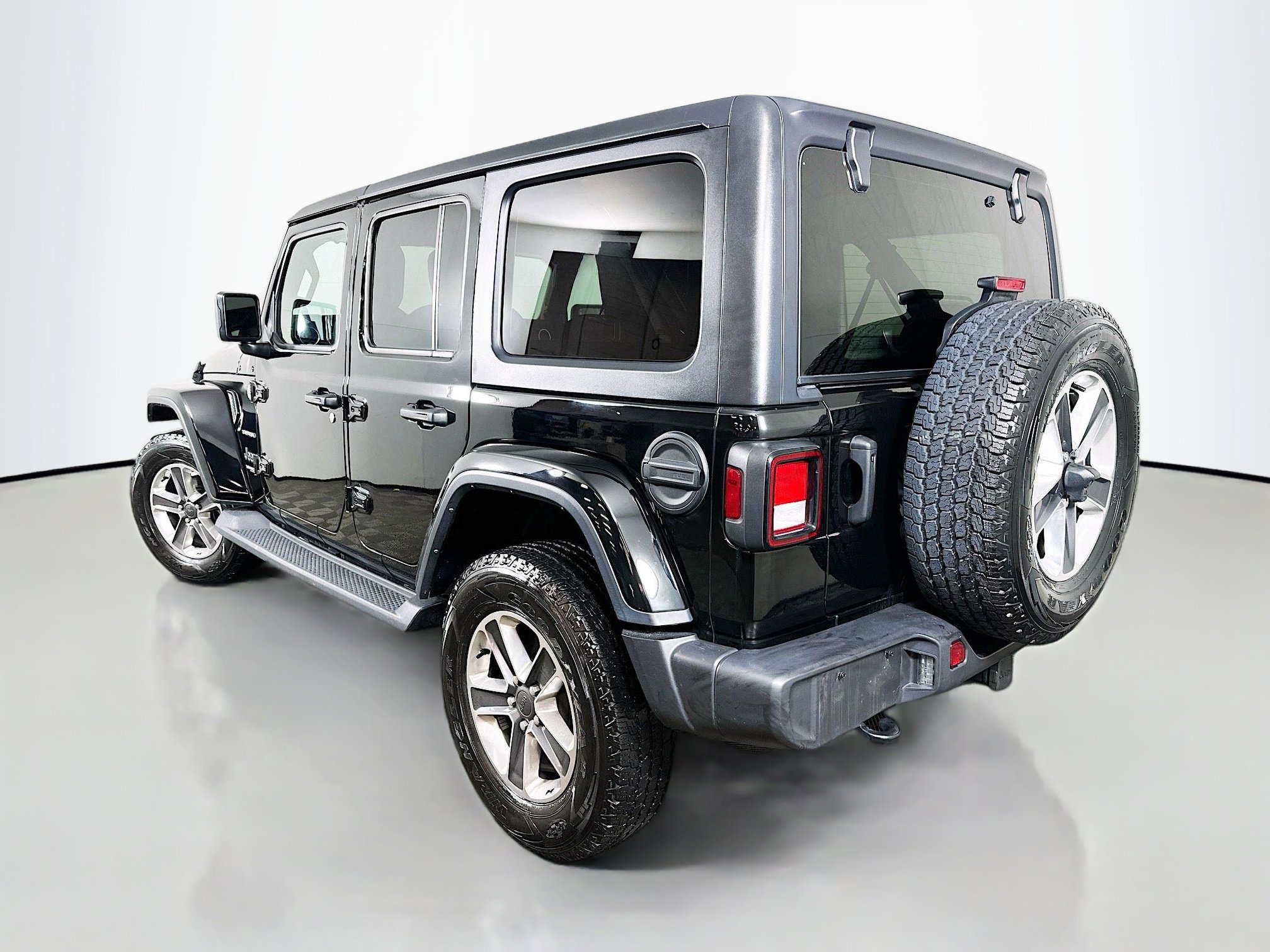 Used 2022 Jeep Wrangler Unlimited Sahara w/ Cold Weather Group AWD/4WD image 5