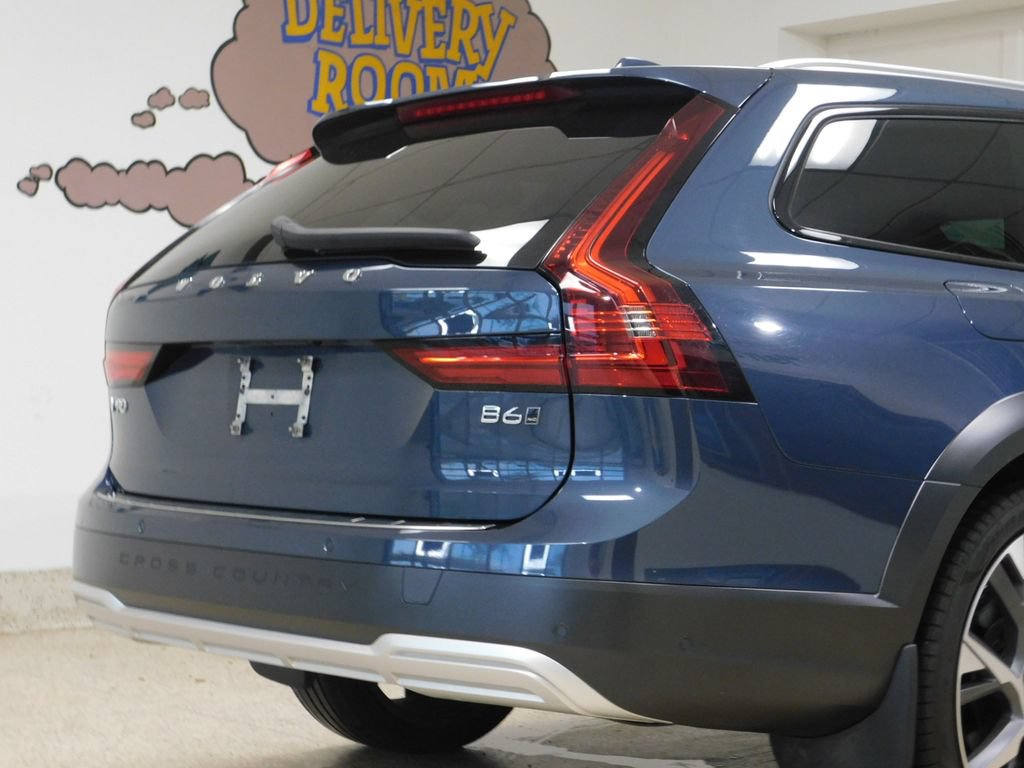 Used 2023 Volvo V90 B6 Cross Country Ultimate AWD/4WD image 59