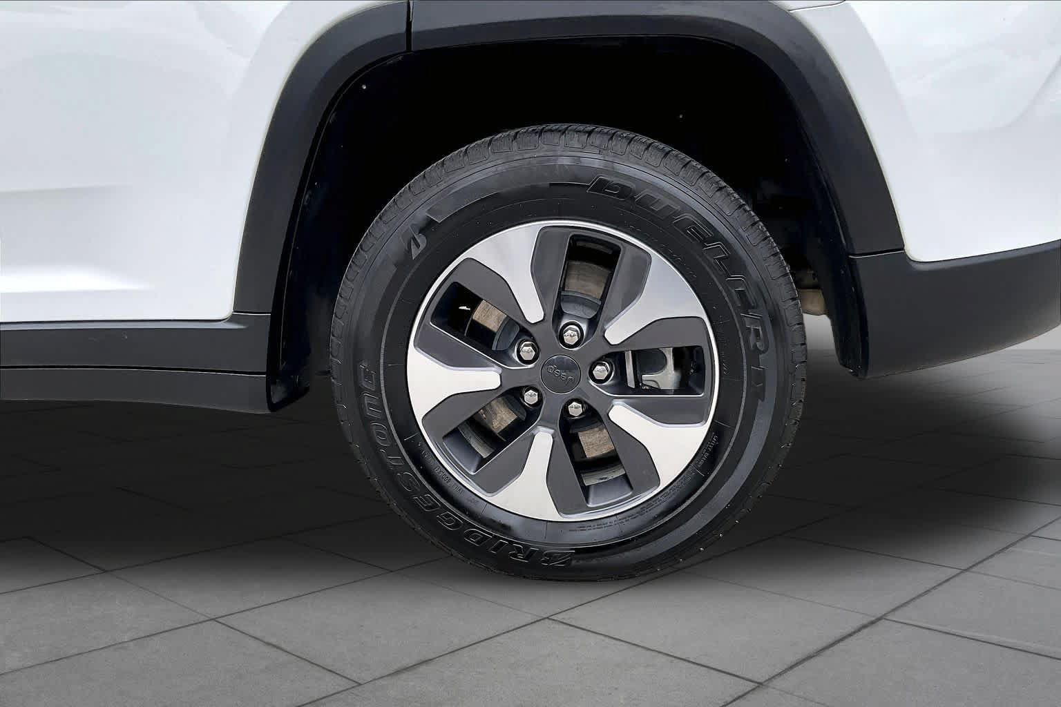 Used 2022 Jeep Grand Cherokee Limited 4xe w/ Luxury Tech Group II AWD/4WD image 11