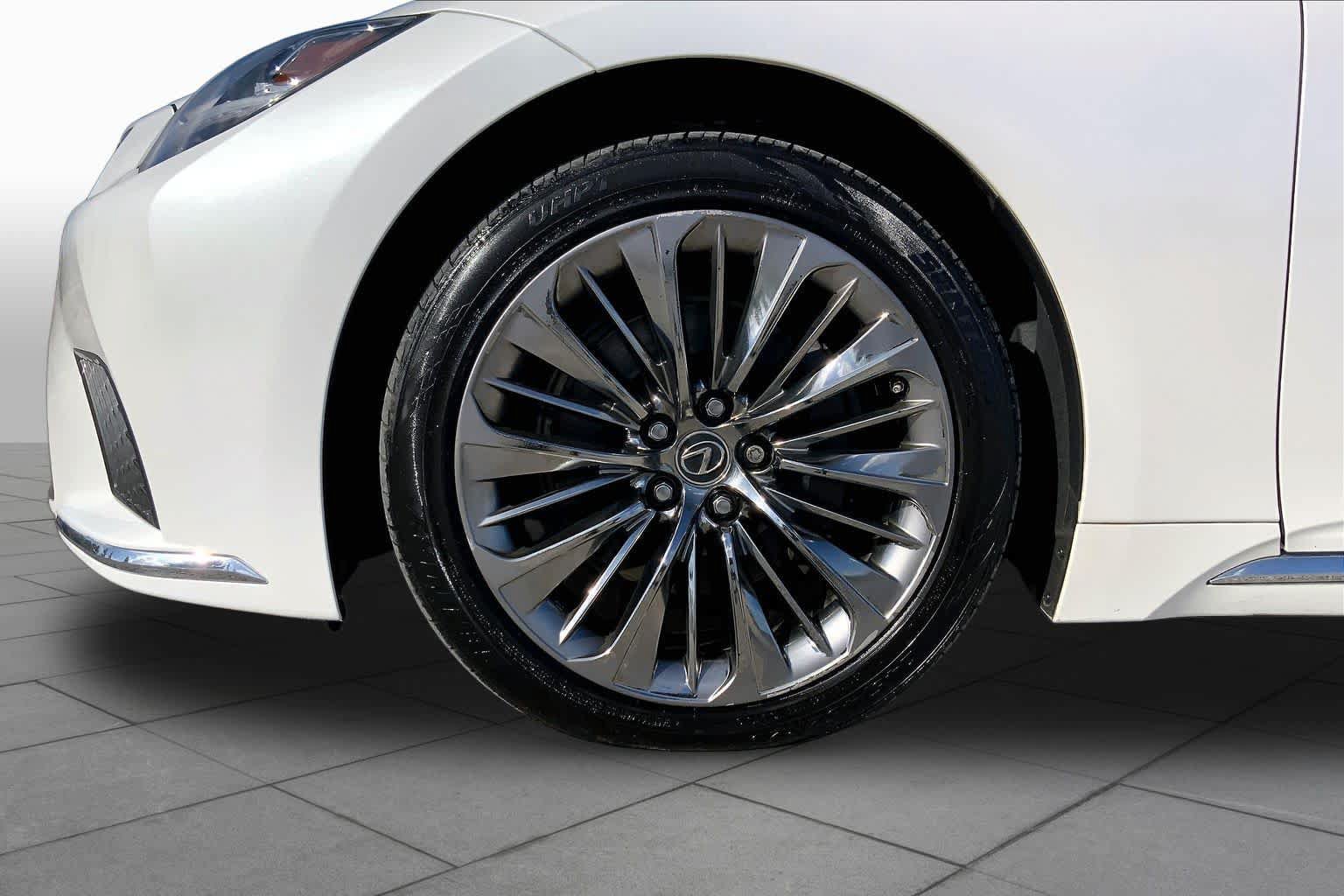 Used 2021 Lexus LS 500 w/ Accessory Package (Z2) RWD image 11