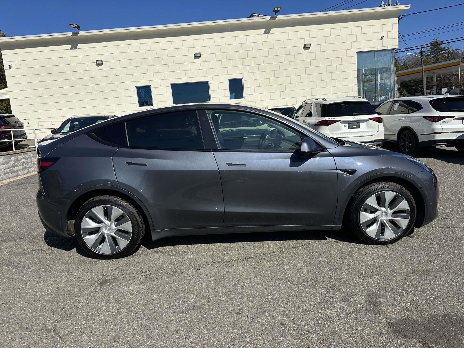 Used 2022 Tesla Model Y Long Range AWD/4WD image 2