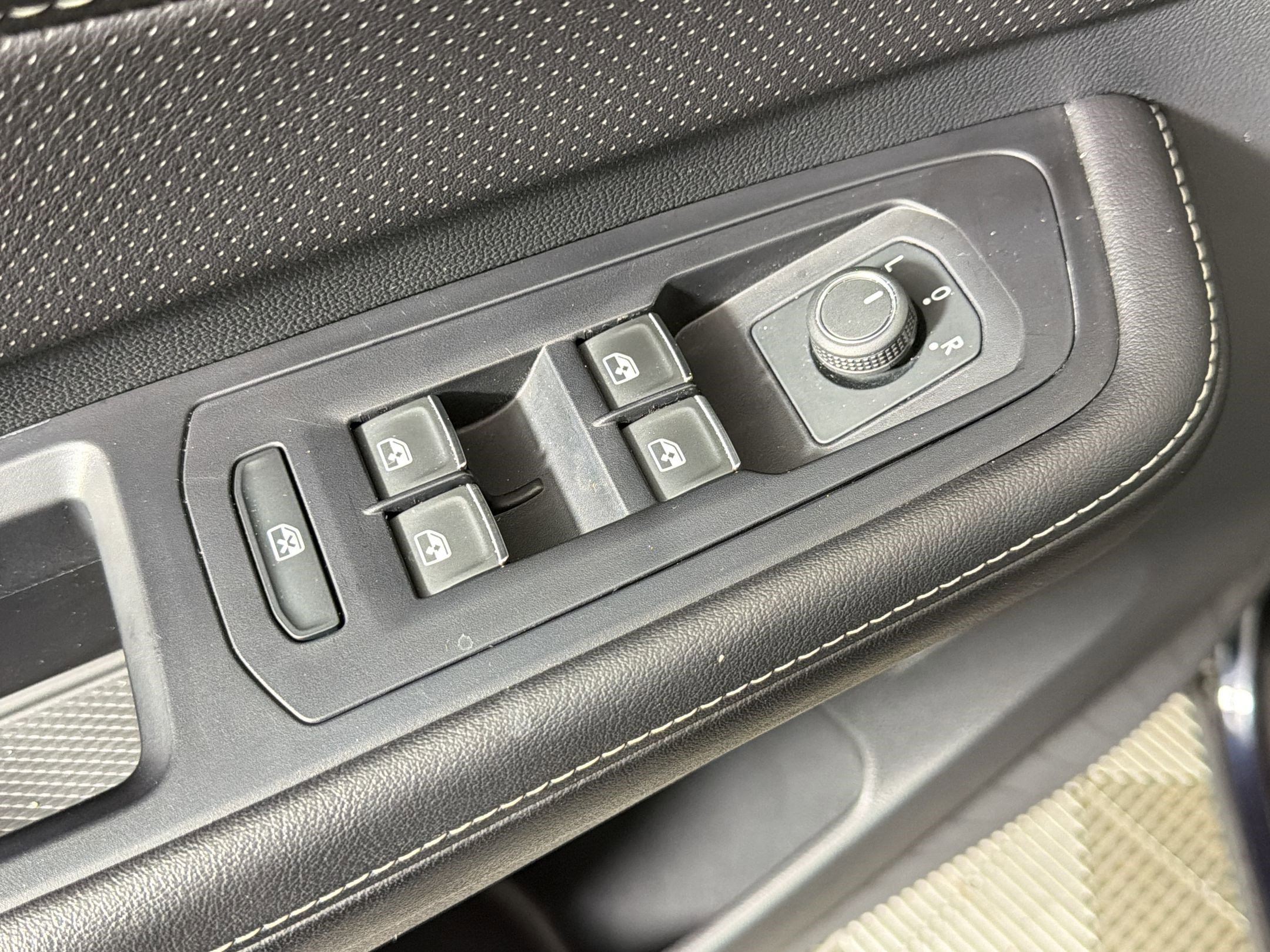 Used 2025 Volkswagen Atlas Cross Sport SE image 19