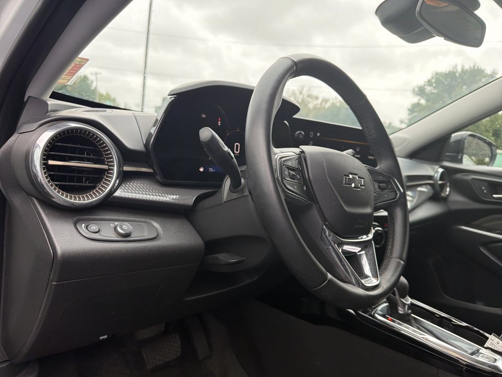 Used 2025 Chevrolet Trax ACTIV FWD image 10