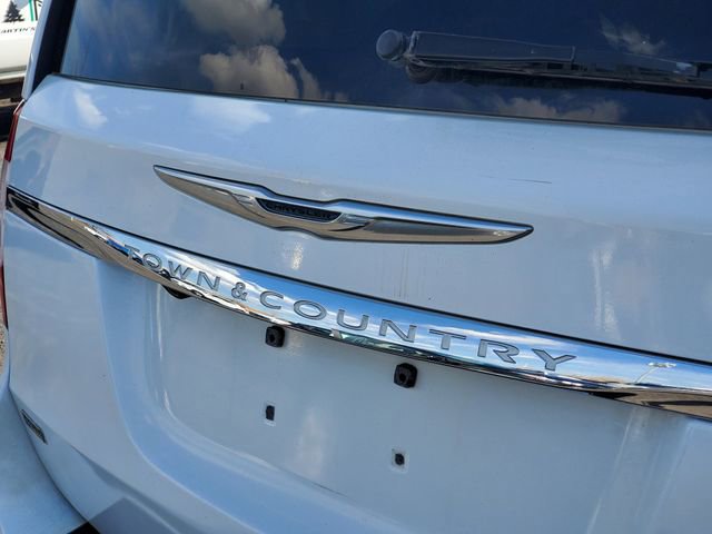Used 2014 Chrysler Town & Country Touring image 5