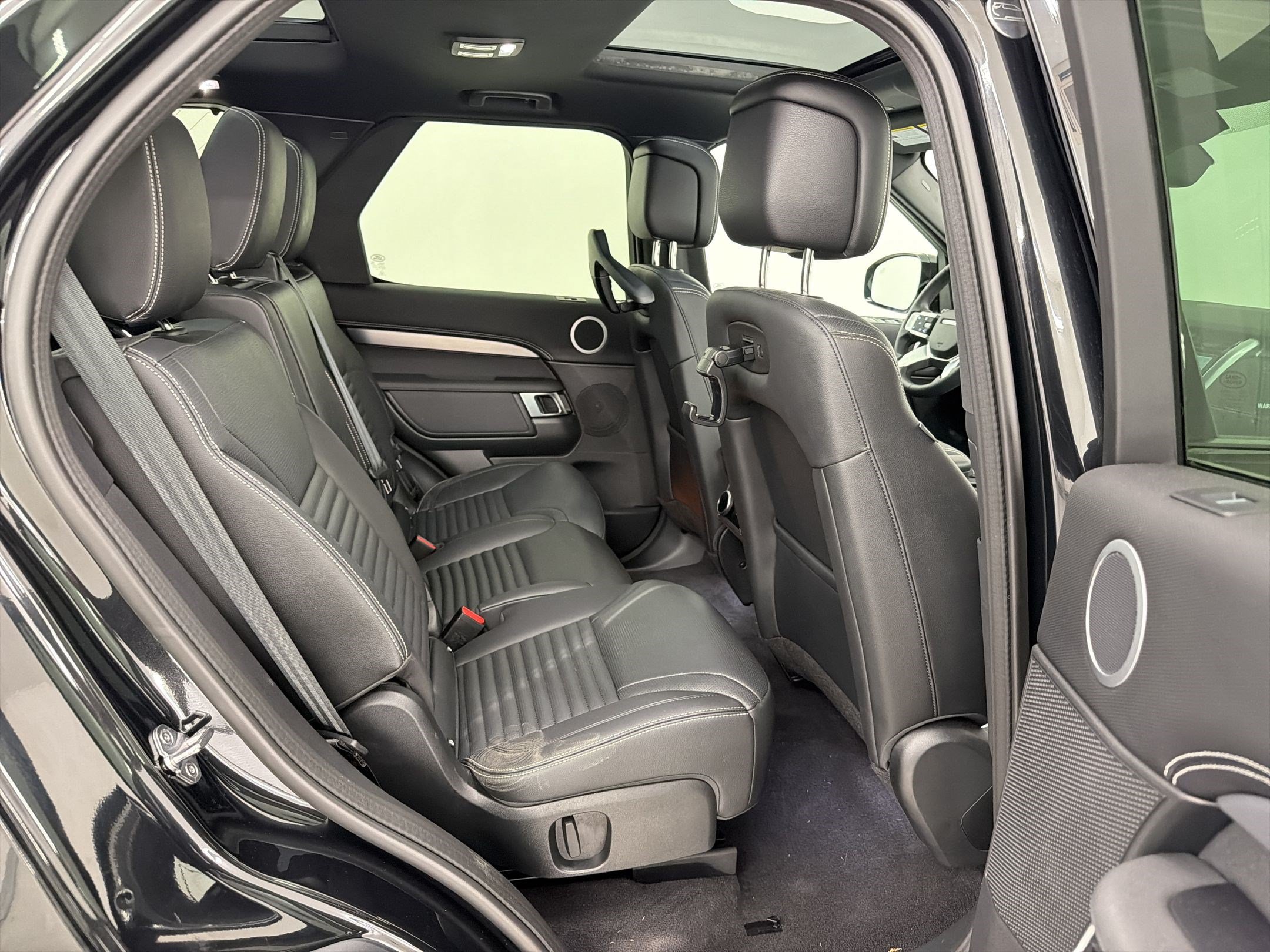 Certified 2025 Land Rover Discovery Dynamic SE AWD/4WD image 26