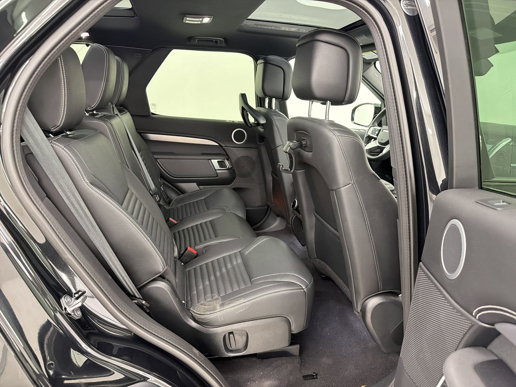 Used 2025 Land Rover Discovery Dynamic SE image 26