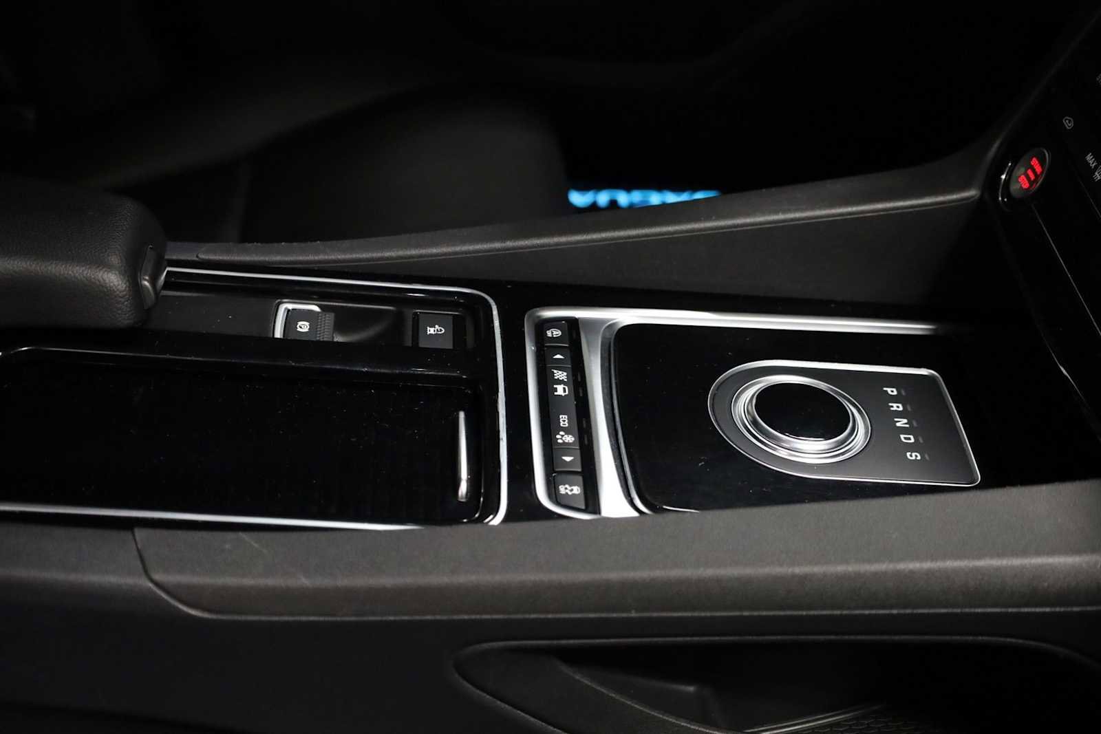 Used 2019 Jaguar F-PACE Premium image 20