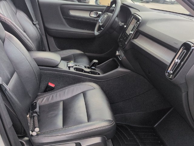 Used 2024 Volvo XC40 B5 Core AWD/4WD image 30