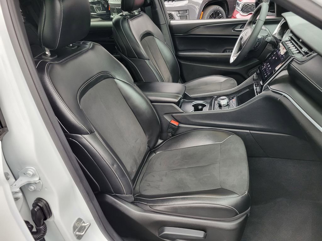 Used 2024 Jeep Grand Cherokee L Altitude RWD image 19