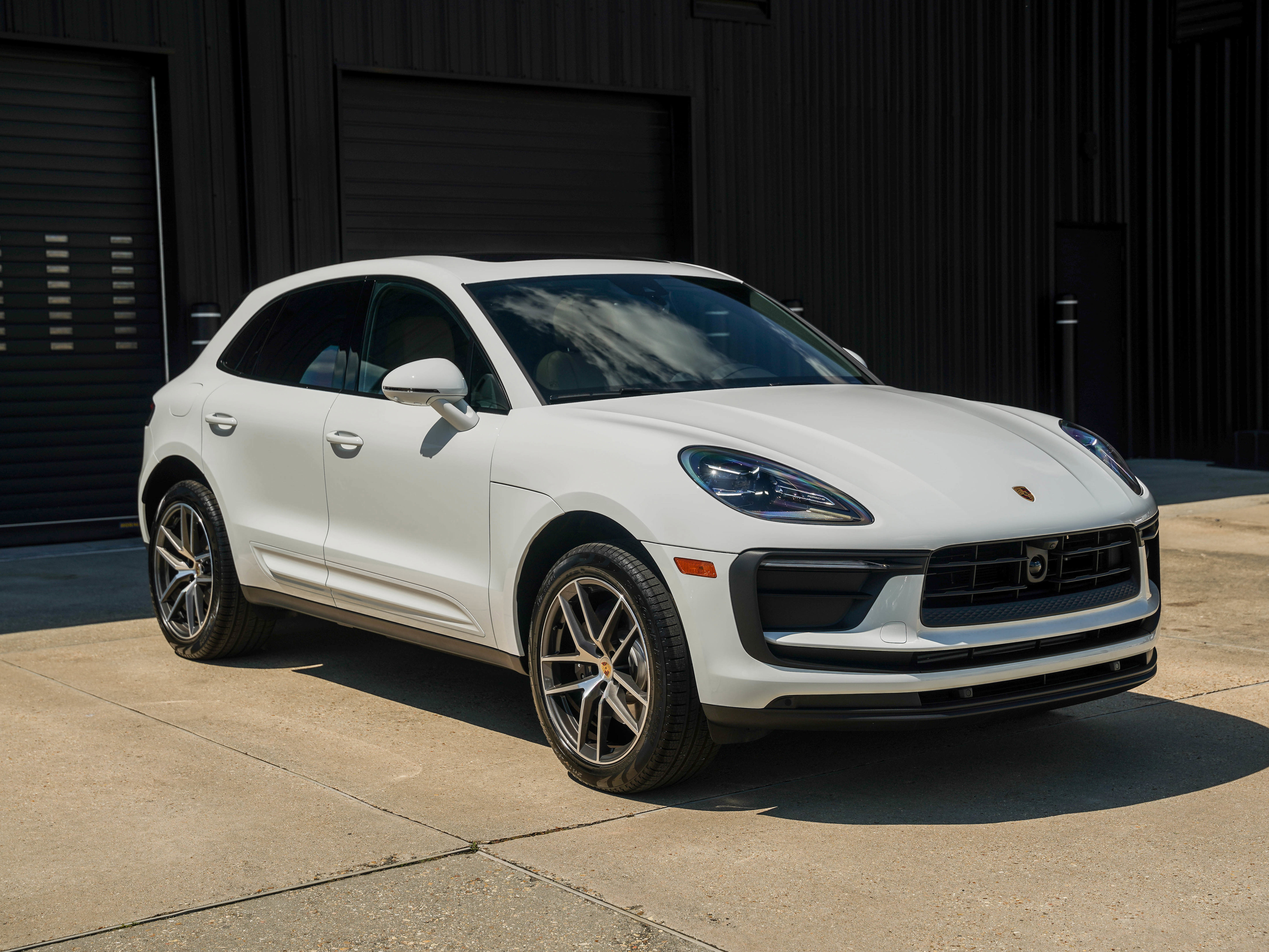 Certified 2025 Porsche Macan image 7