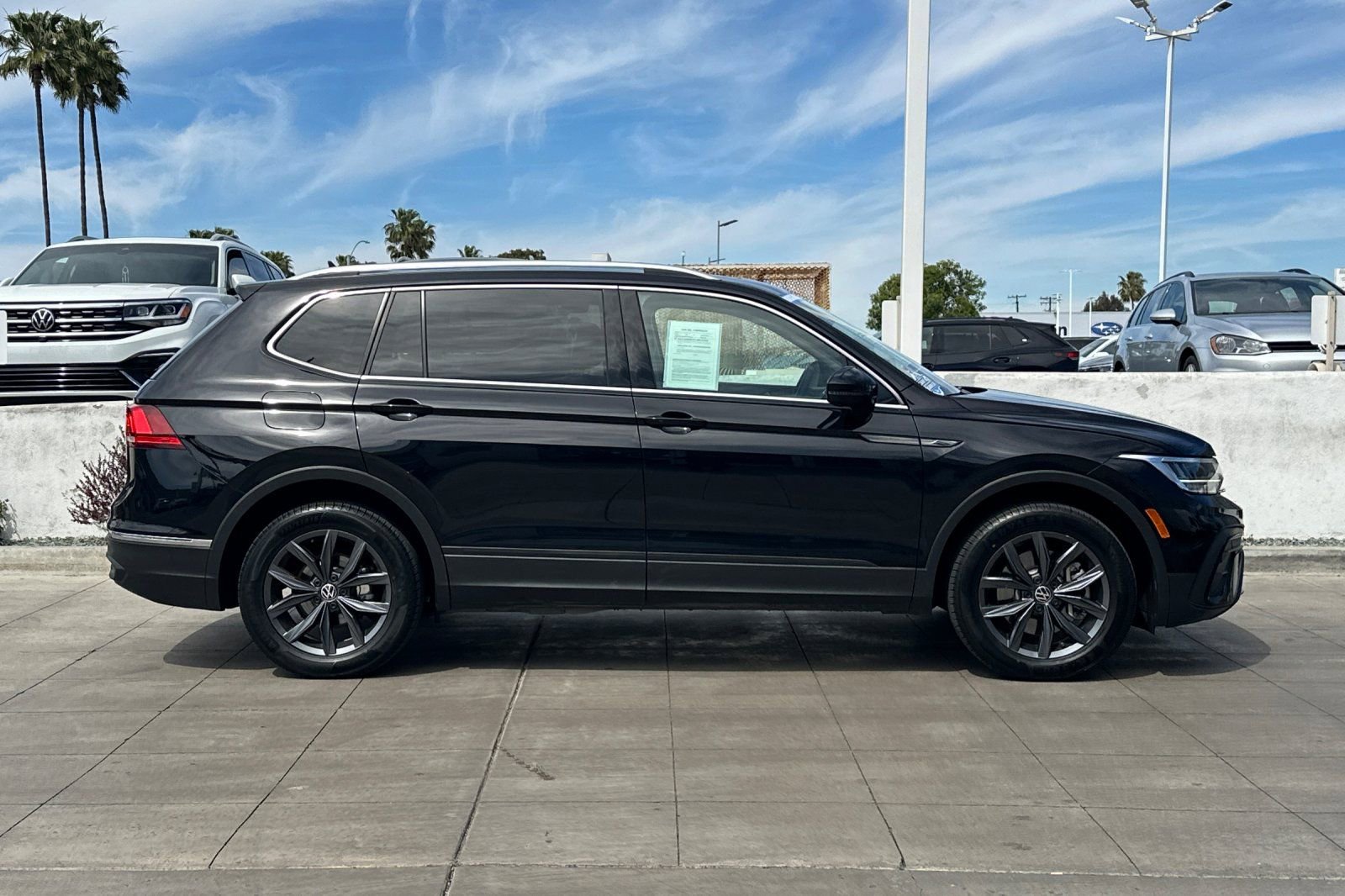 Certified 2023 Volkswagen Tiguan SE w/ Panoramic Sunroof Package FWD image 3