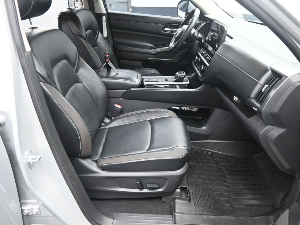 Used 2022 Nissan Pathfinder SL w/ Lighting Package (N92) image 2