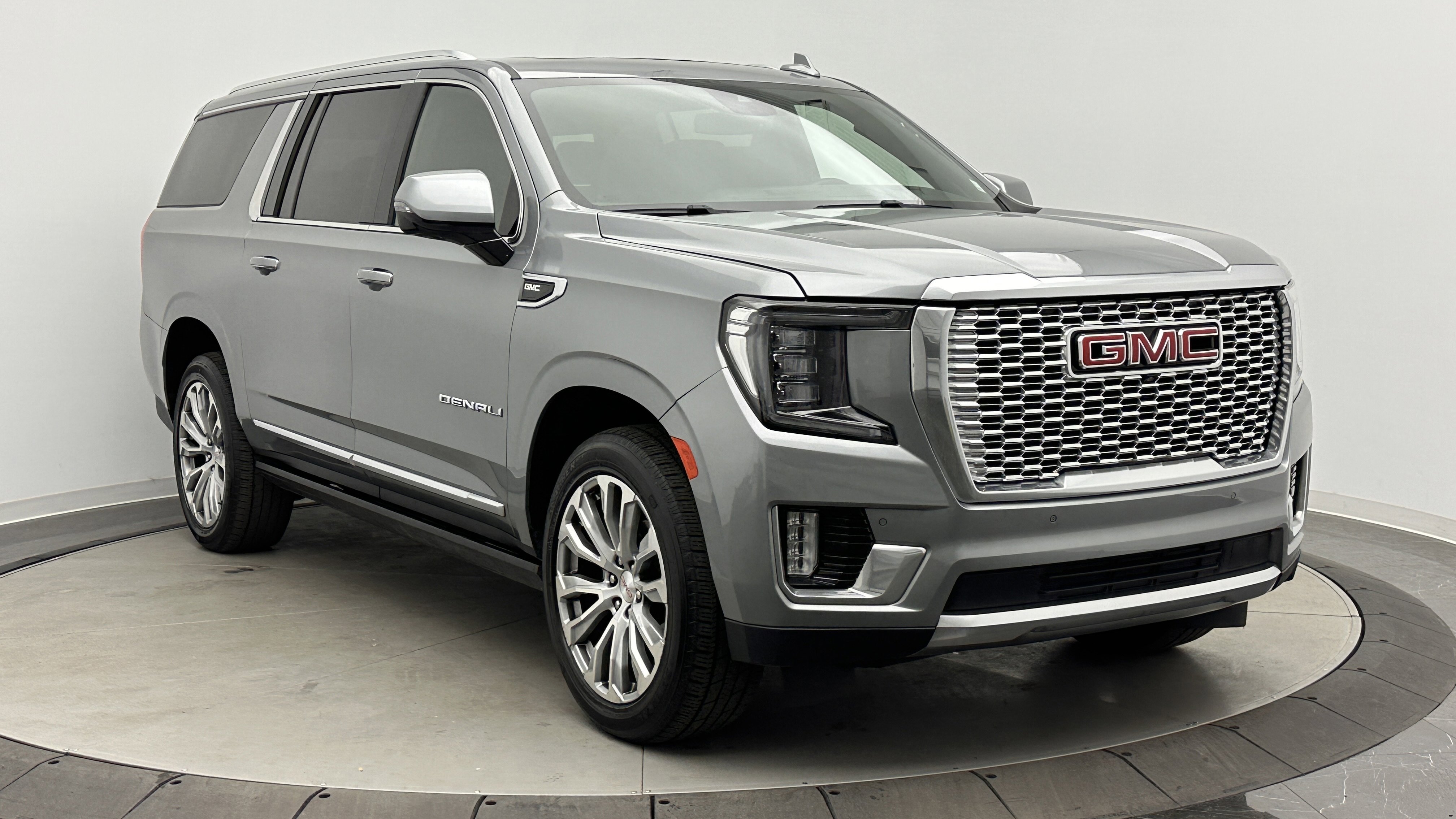 Used 2023 GMC Yukon XL Denali RWD image 3