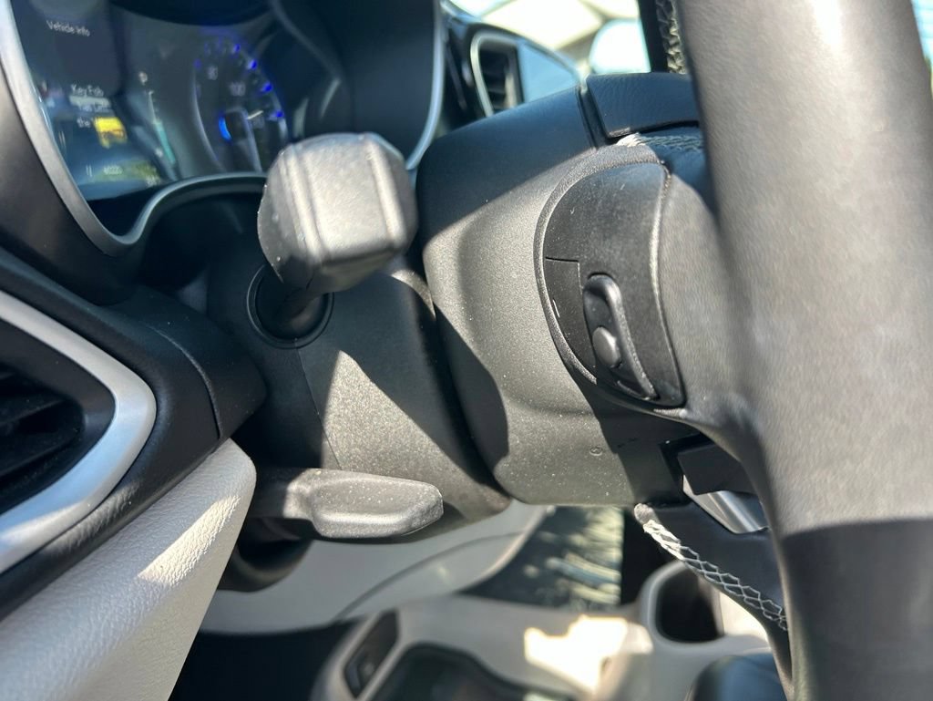 Used 2024 Chrysler Pacifica Touring-L FWD image 39