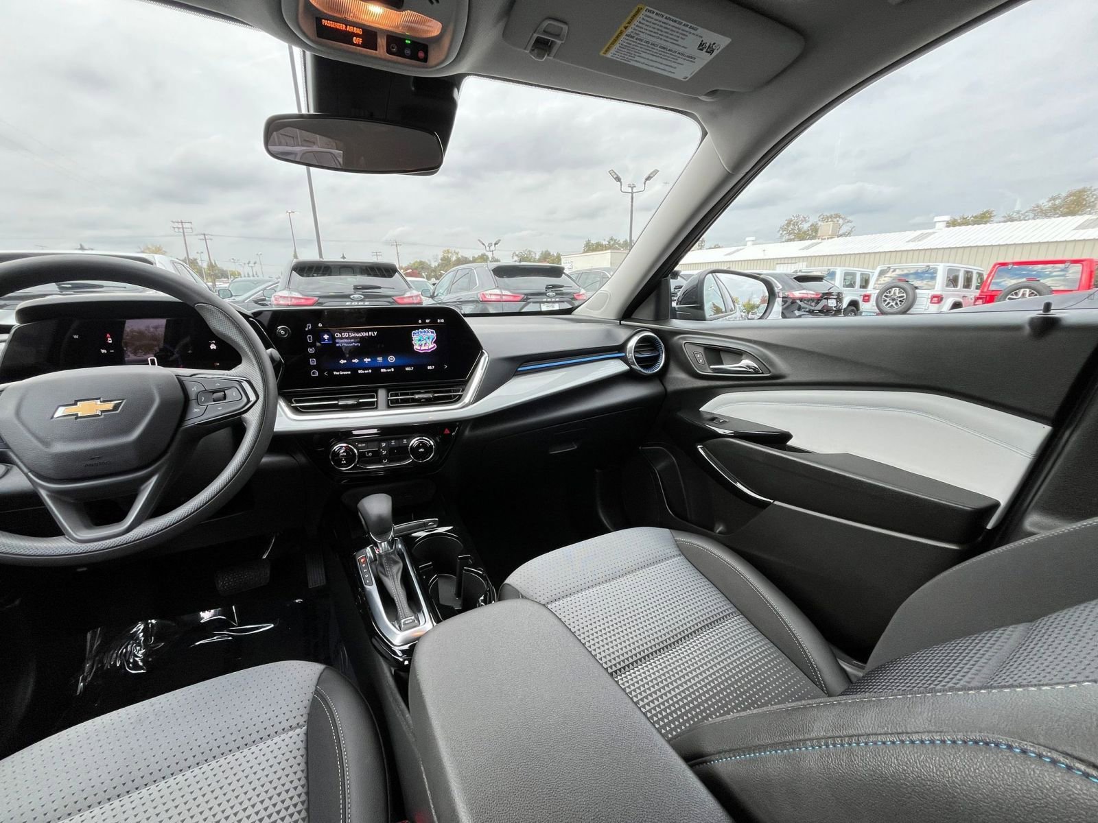 Used 2025 Chevrolet Trax LT image 33