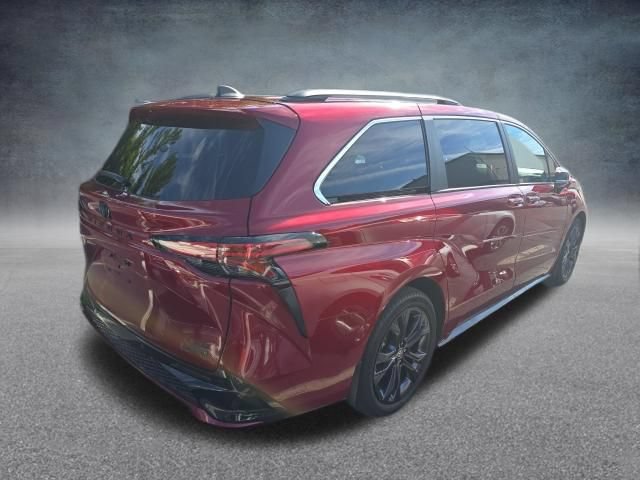Used 2024 Toyota Sienna XSE w/ XSE Premium Package FWD image 8