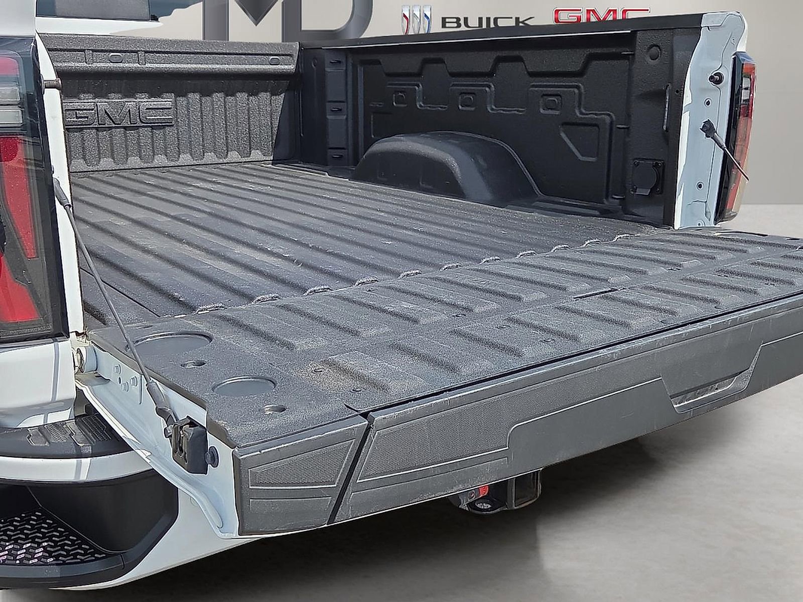 Used 2025 GMC Sierra 2500 AT4 w/ AT4 Premium Plus Package AWD/4WD image 9