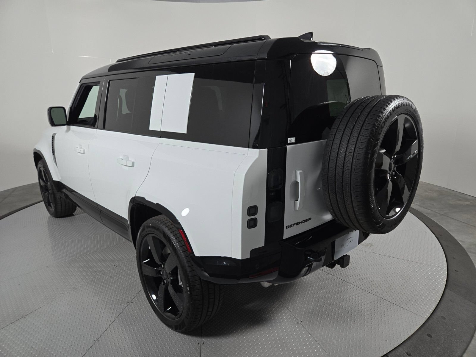 New 2026 Land Rover Defender 110 X-Dynamic SE AWD/4WD image 17