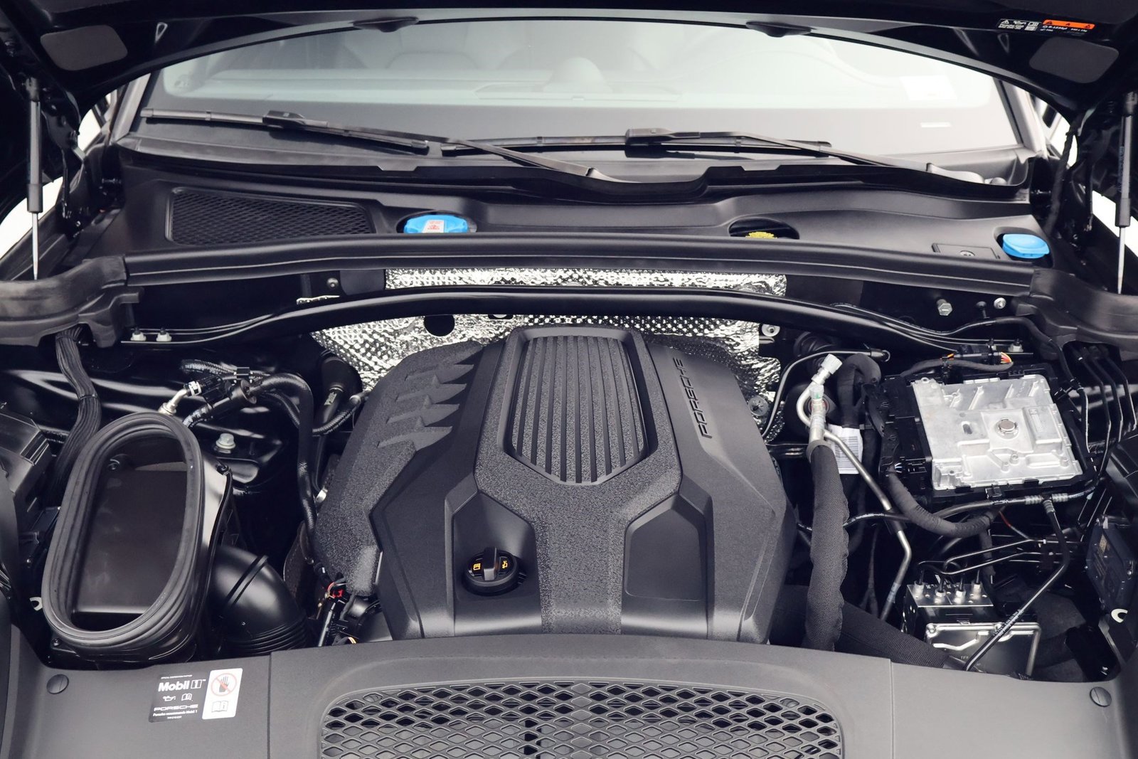 Certified 2025 Porsche Macan image 26