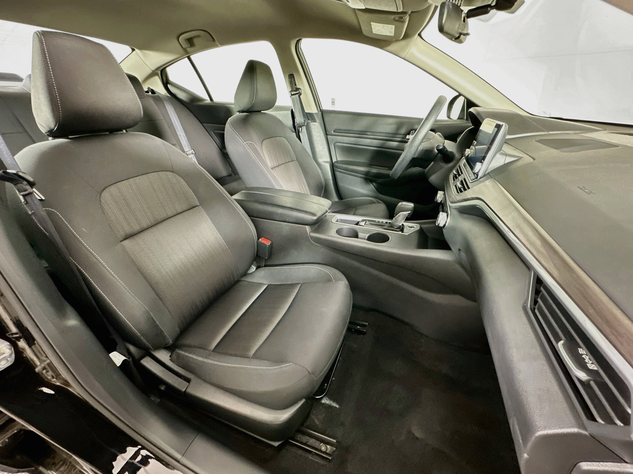 Used 2025 Nissan Altima 2.5 SV FWD image 29