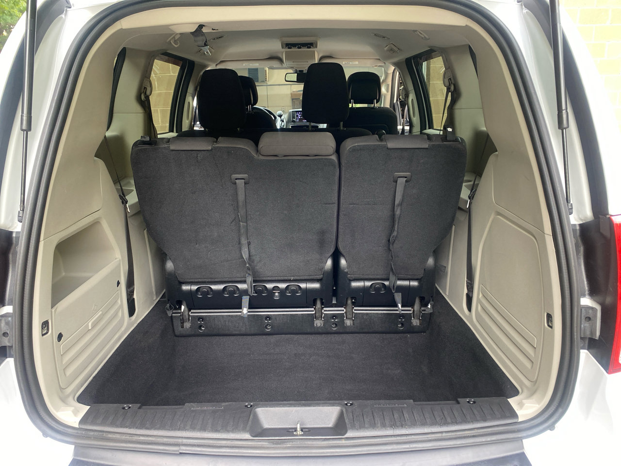 Used 2019 Dodge Grand Caravan SE w/ UConnect Hands-Free Group image 26