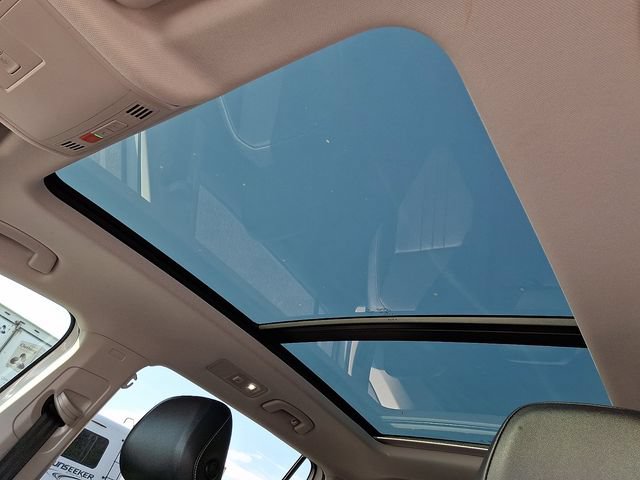 Used 2022 Volkswagen Tiguan SE AWD/4WD image 16