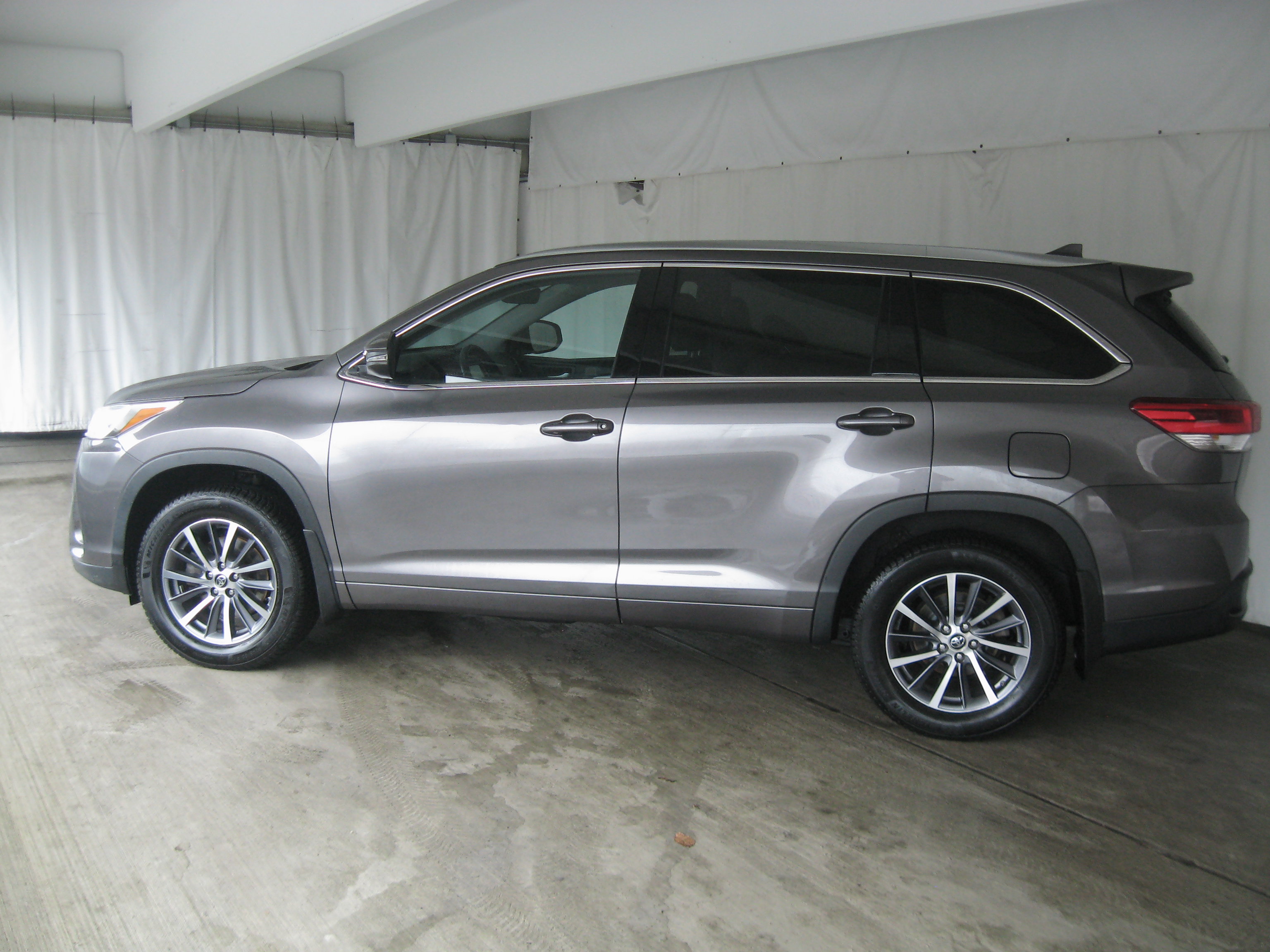 Used 2017 Toyota Highlander XLE image 24
