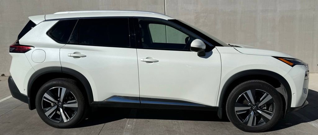 Used 2023 Nissan Rogue SL w/ SL Premium Package image 3