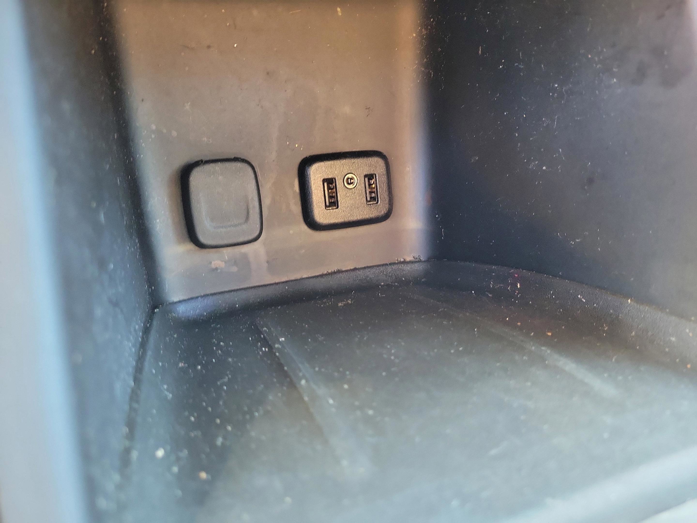 Used 2018 GMC Acadia Denali w/ Technology Package FWD image 32