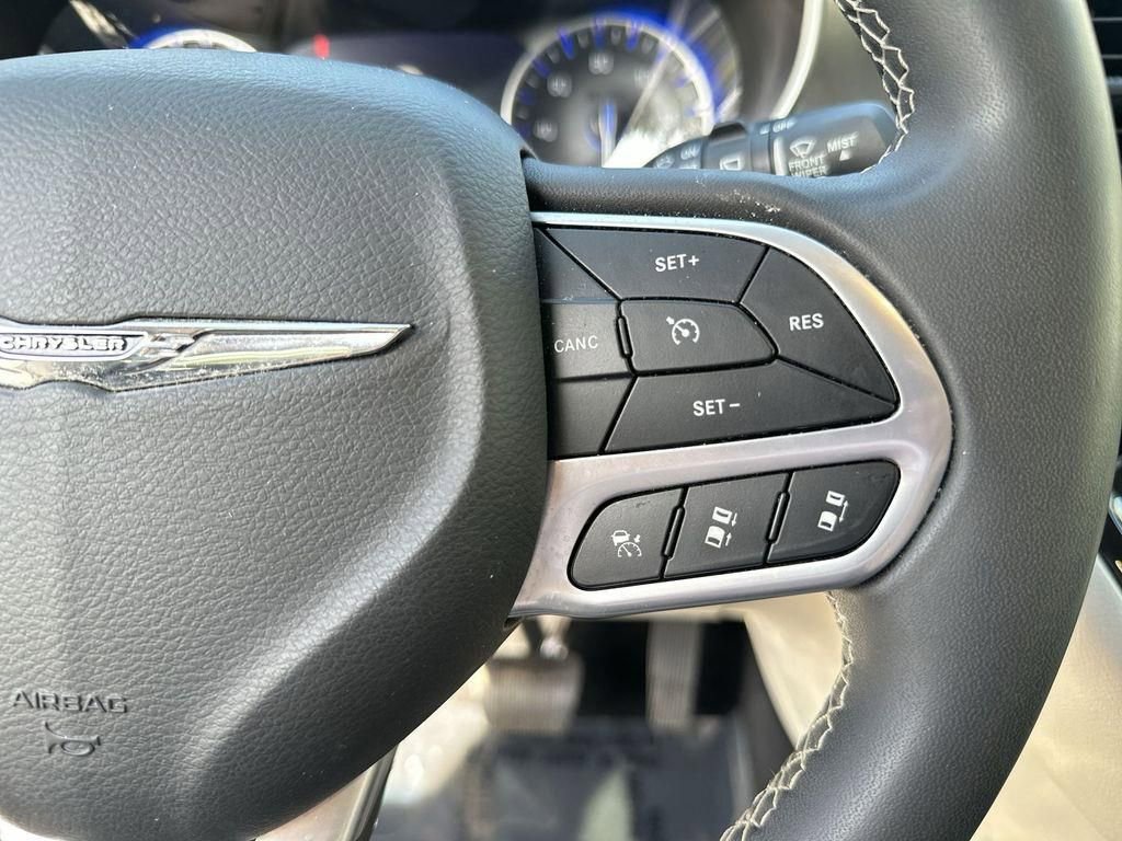 Used 2023 Chrysler Pacifica Touring-L image 32