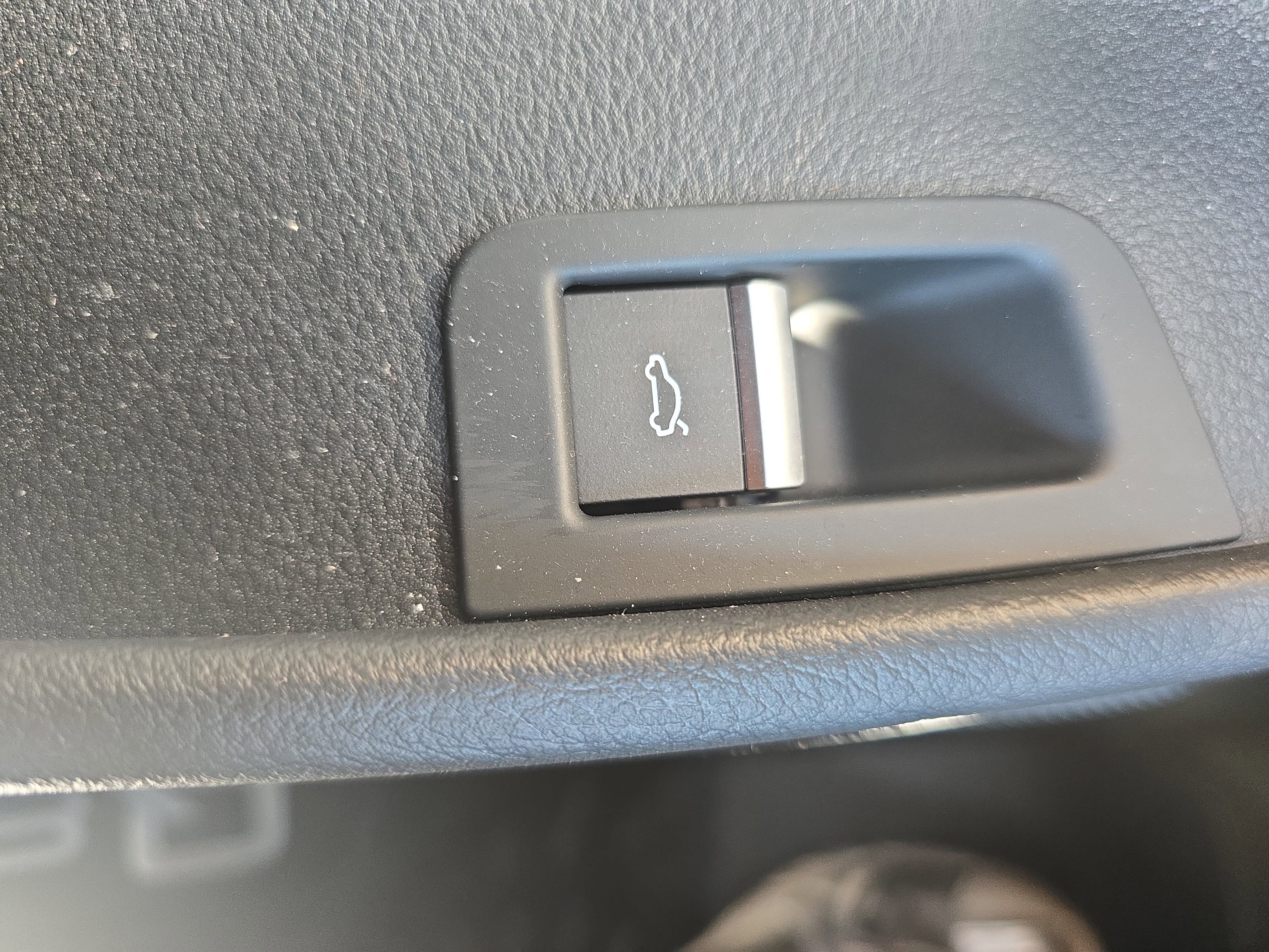 Used 2023 Audi Q8 Premium image 25